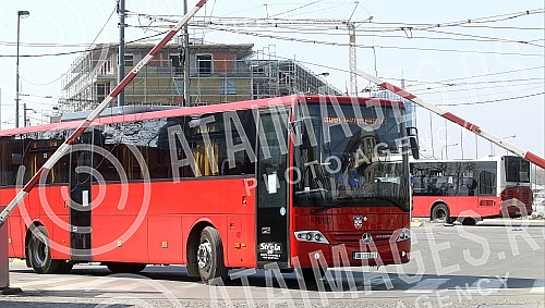 In Serbia, intercity bus service was suspended at noon to prevent the spread of the coronavirus.
U Srbiji je u podne obustavljen medjugradski autobuski prevoz zbog sprecavanja sirenja korona virusa. In Serbia, intercity bus service was suspended at noon to prevent the spread of the coronavirus.
U Srbiji je u podne obustavljen medjugradski autobuski prevoz zbog sprecavanja sirenja korona virusa.