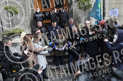 Environmental activists took over from the office of the Government of Serbia all the documentation related to the exploitation of lithium and the projects of the mining company Rio Tinto. Ekoloski aktivisti preuzeli su sa pisarnice Vlade Srbije sv