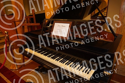 MK Gruop returned the Julius Bluthner piano from 1932 to the Ilija M. Kolarc Foundation.MK Gruop je vratila klavir Julius Bluthner iz 1932. godine u Zaduzbinu Ilije M. Kolarca.