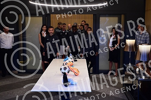 The official promotion of the new set of Nike FK Partizan jerseys for the 2022/23 season was held in the VIP Lounge above the center line of the Partizan stadium.Svecana promocija nove garniture Nike dresova FK Partizan za sezonu 2022/23 odrzana je