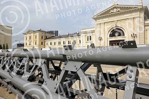Setting up of he monument to Stefan Nemanja on the plateau of Sava Square has begun.
Pocelo postavljanje spomenika Stefanu Nemanji na platou Savskog trga. Setting up of he monument to Stefan Nemanja on the plateau of Sava Square has begun.
Pocelo postavljanje spomenika Stefanu Nemanji na platou Savskog trga.