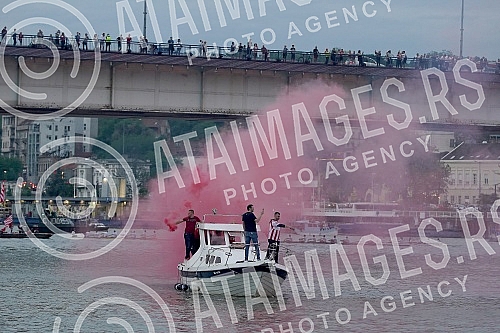 Zvezda's ball on the water - a spectacular celebration of the 32nd title of Serbian champion of fans and football players.Zvezdin bal na vodi - spektakularna proslava 32. titulu sampiona Srbije navijaca i fudbalera.