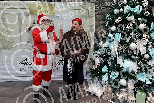 Ana Bekuta with the media before the second concert, on December 29th at the Sava Center and on the occasion of the announcement of her appearance at Topciderac restaurant for the New Year.
na Bekuta sa medijama pred drugi koncert, 29. decembra u Sav Ana Bekuta with the media before the second concert, on December 29th at the Sava Center and on the occasion of the announcement of her appearance at Topciderac restaurant for the New Year.
na Bekuta sa medijama pred drugi koncert, 29. decembra u Sav