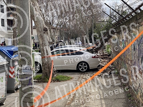 In Dobanovacka Street in Zemun, the wall, that is, the brick fence, of the FC Zemun stadium fell, and on that occasion, eight parked cars were damaged.U Dobanovackoj ulici u Zemunu pao je zid, odnosno ograda od cigle, stadiona FK Zemun i tom prilik