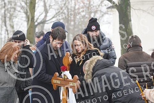 A memorial service on the occasion of the 40th day since the death of Marinko Rokvic was held at the Bezanijsko cemetery.Pomen povodom 40 dana od smrti Marinka Rokvica sluzen je na Bezanijskom groblju.