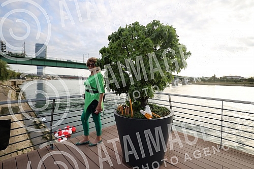 Citizens gathered at the Savanova restaurant, where Matej Peris was filmed going down the Sava River, and as a sign of honor and sorrow with which they sympathize, they threw flowers into the water and released balloons.Gradjani su se okupili kod r