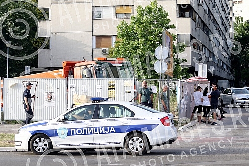 This morning, the Austrian company Drust continued the works in block 37, which angered the residents of the block who took to the streets again.
Austrijska kompanija Drust je jutros nastavila radove u bloku 37, sto je razljutilo stanare bloka koji This morning, the Austrian company Drust continued the works in block 37, which angered the residents of the block who took to the streets again.
Austrijska kompanija Drust je jutros nastavila radove u bloku 37, sto je razljutilo stanare bloka koji