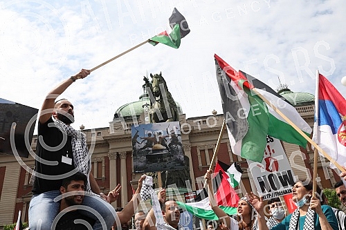 A rally in support of the Palestinian people in Jerusalem was held at the Monument to Prince Mikhail on Republic Square, organized by the Palestinian Diaspora in Serbia. Kod Spomenika knezu Mihailu, na Trg Republike odrzan skup podrske palestinskom