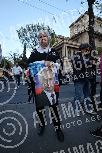 A protest was organized near the monument to Tsar Nikolai due to Serbia's vote in the United Nations General Assembly for the suspension of Russia from the UN Human Rights Council.
Kod spomenika caru Nikolaju organizovan je protest zbog glasanja Srb A protest was organized near the monument to Tsar Nikolai due to Serbia's vote in the United Nations General Assembly for the suspension of Russia from the UN Human Rights Council.
Kod spomenika caru Nikolaju organizovan je protest zbog glasanja Srb
