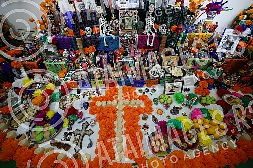 The Embassy of Mexico in Serbia and the Cervantes Institute in Belgrade mark the famous Mexican holiday Day of the Dead with a big celebration and presentation of the traditional altar of the dead.Ambasada Meksika u Srbiji i Institut Servantes u Be