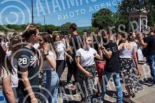 raduates of nis secondary vocational schools and grammar schoolsdanced the traditional Prom at the King of Milan Square at noon to the sounds of waltzes, which symbolically ended their schooling.Maturanti niskih srednjih strucnih skola i gimnazija 