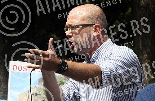 In front of the building of the municipality of Vracar, the committee group 