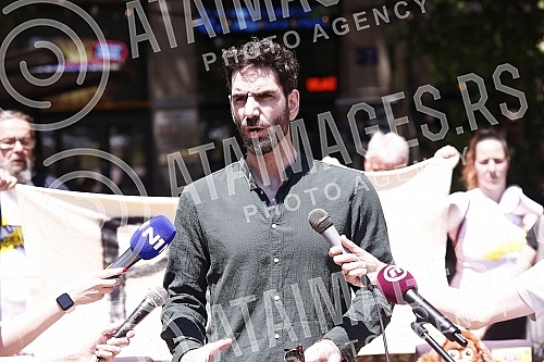 The Kreni-promeni movement and the Association for the Protection of Constitutionality and Legality organized a performance and a press conference in front of REM on the occasion of petitions to take away the frequency from Happy and Pink televisions The Kreni-promeni movement and the Association for the Protection of Constitutionality and Legality organized a performance and a press conference in front of REM on the occasion of petitions to take away the frequency from Happy and Pink televisions