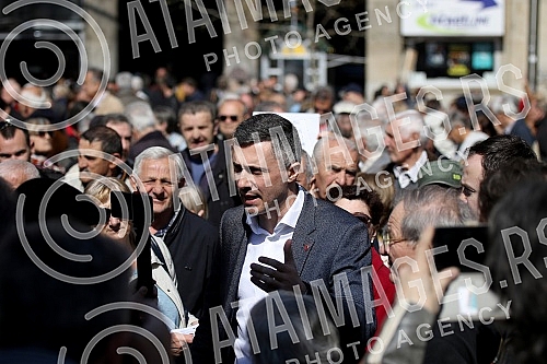 Protest of pensioners and military pensioners because of pension cutsProtest penzionera i vojnih penzionera zbog smanjenja penzija.