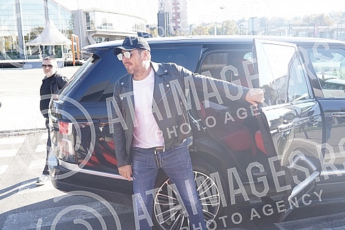 In front of Hall 5 of the Belgrade Fair, a media conference was held where the spectacular reception of 2023 with Aco Pejovic was announced.Ispred hale 5 Beogradskog sajma odrzana je konferencija za medije na kojoj je najavljen spektakularni docek 