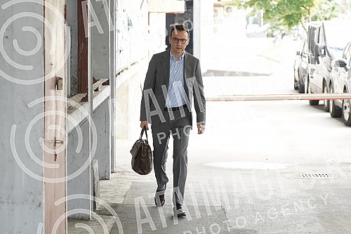 The arrival of members of the Serbian Progressive Party to the session of the Presidency, where a decision will be made on the SNS candidate for the President of the National Assembly.Dolazak clanova Srpske napredne stranke na sednicu Predsednistva