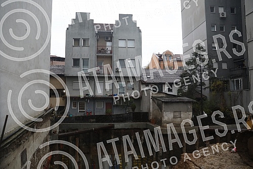 According to the order of the construction inspection, the construction site in Juzni boulevard 94, where, according to the foreigners of the surrounding buildings, the ground started collapsing last night, was closed, the water from the foundation p