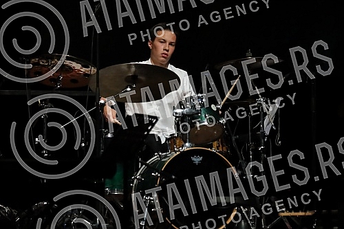 A concert in honor of the legendary drummer Dragoljub Djuricic, the man with the biggest smile on the domestic music scene, was held at the Atelier 212 theater.Koncert u cast legendarnog bubnjara Dragoljuba Djuricica, coveka sa najvecim osmehom na 