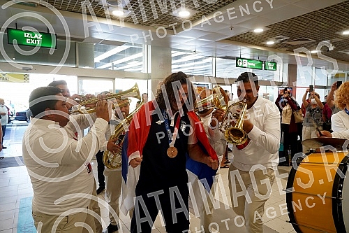 The representative of Serbia in wrestling, Zurab Datunashvili, the winner of the bronze Olympic medal at the Games in Tokyo, arrived in Serbia and on that occasion, a press conference was held at the Nikola Tesla Airport.Reprezentativac Srbije u rv