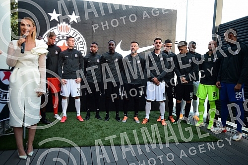 The official promotion of the new set of Nike FK Partizan jerseys for the 2022/23 season was held in the VIP Lounge above the center line of the Partizan stadium.Svecana promocija nove garniture Nike dresova FK Partizan za sezonu 2022/23 odrzana je