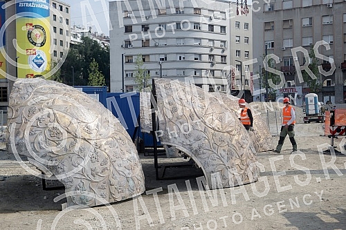 Setting up of he monument to Stefan Nemanja on the plateau of Sava Square has begun. Pocelo postavljanje spomenika Stefanu Nemanji na platou Savskog trga.