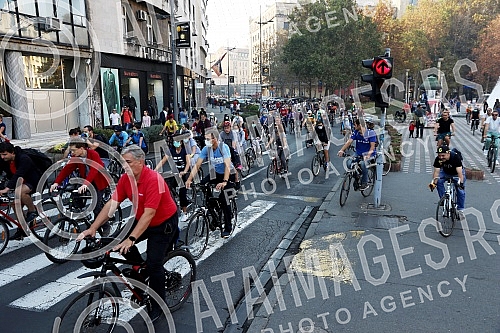 Cyclists are driving through the streets of Belgrade to indicate the excessive pollution that Belgrade has been exposed to for the past few days.Biciklisti voze beogradskim ulicama kako bi ukazali na prekomerno zagadjenje kojem su izlozeni Beogradjan