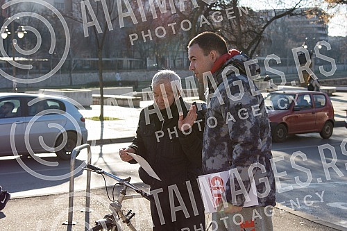 The youth of the SPS, led by the low MP Nina Pavicevic, talked to the citizens and handed out calendars to them.Omladina SPSa na celu sa niskom poslanicom Ninom Pavicevic pricla je sa sugrdjanima i delila im kalendare.