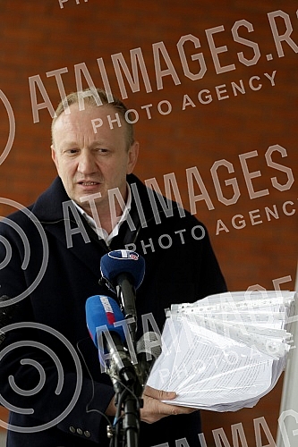 After three hearings of three lawsuits for texts published by Informer, the president of the Party of Freedom and Justice, Dragan Djilas, held a press conference in front of the Palace of Justice.Posle tri saslusanja po tri tuzbe za tekstove koje j