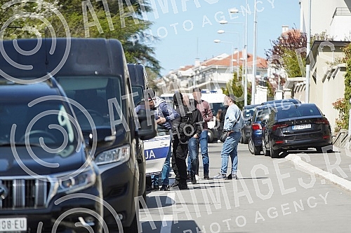 Strong police forces are still blocking the street where Darko Saric's villa is located, who was arrested as part of a major international operation led by Europol and Eurojust.Jake policijske snage jos uvek drze u blokdi ulicu u kojoj se nalazi vi