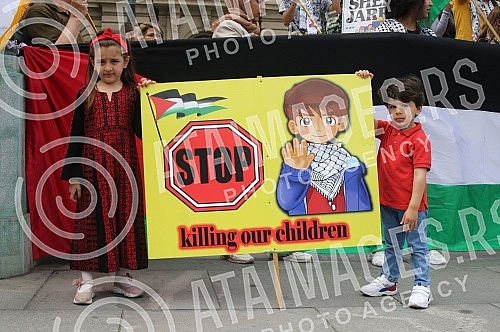 A rally in support of the Palestinian people in Jerusalem was held at the Monument to Prince Mikhail on Republic Square, organized by the Palestinian Diaspora in Serbia. Kod Spomenika knezu Mihailu, na Trg Republike odrzan skup podrske palestinskom