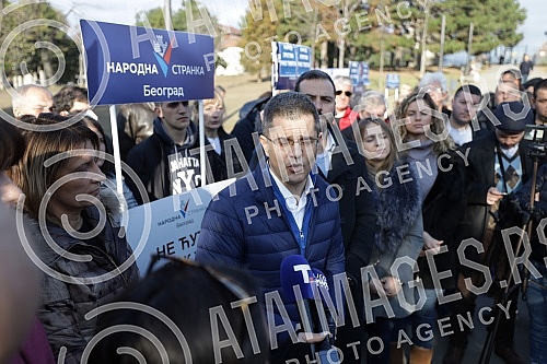 In Tasmajdan Park, People's Party President Vuk Jeremic issued a statement regarding criminal charges against Serbian Prime Minister Ana Brnabic and Ministers Zorana Mihajlovic and Irena Vujovic in connection with plans to open a Rio Tinto lithium mi