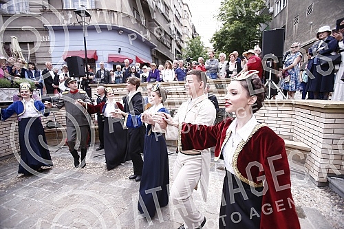 The Tourist Organization of Belgrade and the Association of Skadarlija Lovers have opened the tourist season in Skadarlija on the Plateau near the Skadarlija Fountain.
Turisticka organizacija Beograda i Udruzenje ljubitelja Skadarlije su na Plato ko The Tourist Organization of Belgrade and the Association of Skadarlija Lovers have opened the tourist season in Skadarlija on the Plateau near the Skadarlija Fountain.
Turisticka organizacija Beograda i Udruzenje ljubitelja Skadarlije su na Plato ko