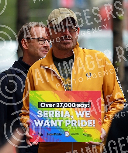 The extraordinary media conference of the organizers of EuroPride 2022 was held in front of the Serbian Government building.Vanredna konferencija za medije  organizatora EuroPrajda 2022 odrzana je ispred zgrade Vlade Srbije 
