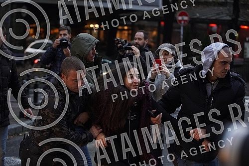 Activists Aida Corovic and Jelena Jacimovic Jachim threw eggs at a mural by Ratko Mladic, painted on the corner of Njegoseva and Aleksa Nenadovic.Aktivistkinje Aida Corovic i Jelena Jacimovic Jachim gadjale su jajima mural Ratka Mladica, koji je os