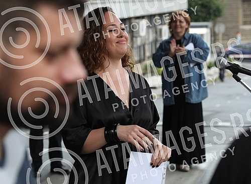 In front of the Ministry of education, celebrities read poetry by Desanka Maksimovic.Ispred Ministarstva prosvete poznate licnosti citale su poeziju Desanke Maksimovic.