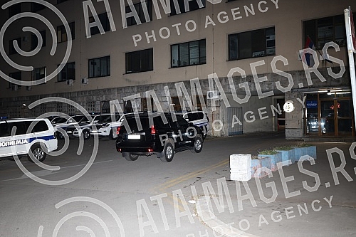 The black jeep arrived at the Police Administration for the City of Belgrade, and it is assumed that Luka Bojovic is in it.Crni dzip je stigao u policijsku stanicu 29. novembar  a pretpostavlja se da je u njemu Luka Bojovic.