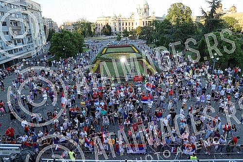 On the terrace of the City Assembly, a solemn reception was organized for the women's basketball team, which won a gold medal at the European Championship. Na terasi Skupstine grada organzovan je svecani docek zenske kosarkaske reprezentacije, koje