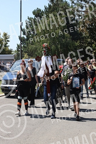 The deputy head of the BIA, Milorad Bracanovic, was buried at the New Cemetery on Bezanijska Kosa.Zamenik sefa BIA Milorad Bracanovic sahranjen je na Novom groblju na Bezanijskoj kosi.