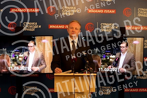 The president of the Party of Freedom and Justice, Dragan Djilas, held a press conference at the party's headquarters.
Predsednik Stranke slobode i pravde Dragan Djilas odrzao je konferenciju za medije u sedistu stranke. The president of the Party of Freedom and Justice, Dragan Djilas, held a press conference at the party's headquarters.
Predsednik Stranke slobode i pravde Dragan Djilas odrzao je konferenciju za medije u sedistu stranke.