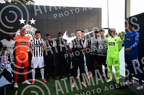 The official promotion of the new set of Nike FK Partizan jerseys for the 2022/23 season was held in the VIP Lounge above the center line of the Partizan stadium.Svecana promocija nove garniture Nike dresova FK Partizan za sezonu 2022/23 odrzana je