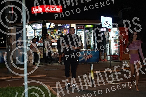 The arrival of the participants of Zadruga 5 for a guest appearance in the Narod pita show on TV Pink.
Dolazak ucesnika Zadruge 5 na gostovanje u emisiji Narod pita na TV Pinku. The arrival of the participants of Zadruga 5 for a guest appearance in the Narod pita show on TV Pink.
Dolazak ucesnika Zadruge 5 na gostovanje u emisiji Narod pita na TV Pinku.