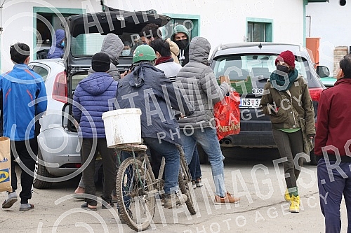 About 500 workers from Vietnam are housed in an improvised settlement near the Linglong construction site in Zrenjanin in overcrowded barracks and extremely inhumane conditions.Oko 500 radnika iz Vijetnama smesteno je u improvizovanom naselju u bli