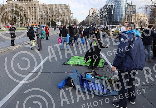 The freelancers gathered tonight on the plateau in front of the National Assembly, where they set up tents and plan to camp for the next three days, until their demands are taken into account.
Frilenseri su se veceras okupili na platou ispred Narodn The freelancers gathered tonight on the plateau in front of the National Assembly, where they set up tents and plan to camp for the next three days, until their demands are taken into account.
Frilenseri su se veceras okupili na platou ispred Narodn