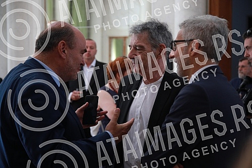 The ceremonial presentation of the Order of Arts and Literature in the rank of knight was held for the actor Predrag Miki Manojlovic at the residence of the French Embassy.Svecano urucenje Ordena umetnosti i knjizevnosti u rangu viteza upriliceno j