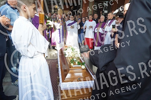 The coffin with the body of Matej Peris was taken out of the church of St. Anthony, and the funeral procession began at 5 pm, led by Mosinjor Stanislav Hocevar, Belgrade's archbishop and metropolitan.Kovceg sa telom Mateja Perisa iznet je iz crkve 
