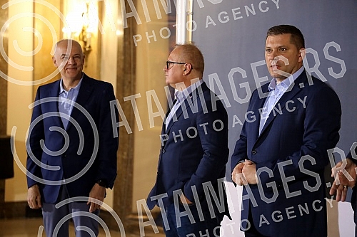 On the terrace of the City Assembly, a solemn reception was organized for the women's basketball team, which won a gold medal at the European Championship. Na terasi Skupstine grada organzovan je svecani docek zenske kosarkaske reprezentacije, koje
