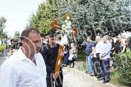 The Vice President of the National Assembly, retired Major General Bozidar Delic, was buried at Orlovaca cemetery.Potpredsednik Narodne skupstine, general-majora u penziji Bozidar Delic sahranjen je na grolju Orlovaca.