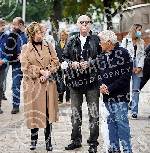 Family, friends, colleagues began to gather in the Church of the Holy Trinity in Kumodraz to pay their last respects to the late actor Milan Lanet Gutovic and to send him to eternal rest.Porodica, prijatelji, kolege poceli su da se okupljaju u Crkv
