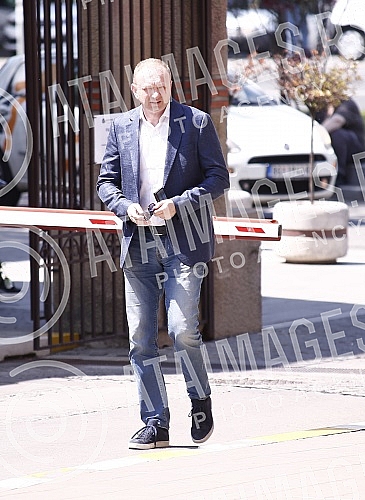 Veselin Vesa Simonovic, director and editor-in-chief of the Nova.rs portal, will be buried in the Alley of Merited Citizens at the New Cemetery in Belgrade, the family received condolences at 1:30 p.m., and the funeral service began at 2 p.m.
Veseli Veselin Vesa Simonovic, director and editor-in-chief of the Nova.rs portal, will be buried in the Alley of Merited Citizens at the New Cemetery in Belgrade, the family received condolences at 1:30 p.m., and the funeral service began at 2 p.m.
Veseli