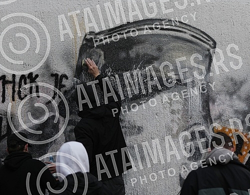 A group of about ten young men appeared at the place where the mural dedicated to Ratko Mladic was painted early in the morning, and shortly after 3.30 pm they removed the paint from the mural, which was spilled by the SDPS representative Djordjo Zuj